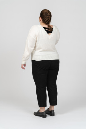 Mujer de talla grande en suéter blanco de pie