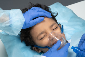 Bambino sotto anestesia