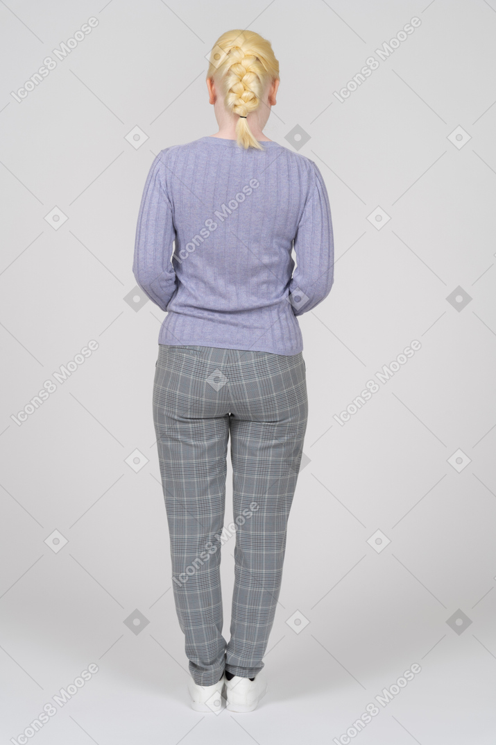 Vista traseira de uma mulher em roupas casuais