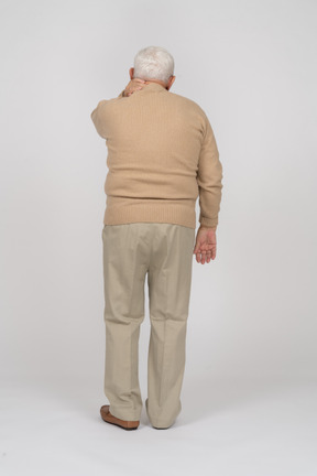 Rea vue d'un vieil homme en vêtements décontractés souffrant de douleurs au cou
