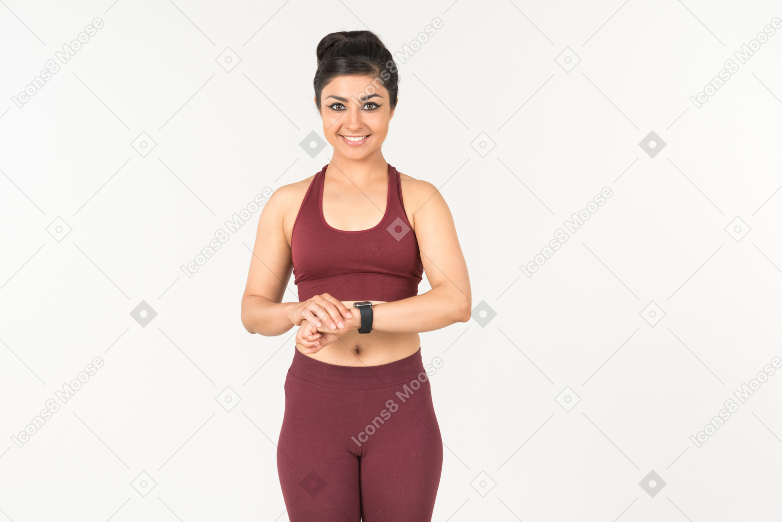 Niña india en ropa deportiva comprobando rastreador de fitness
