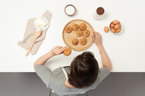 Une boulangère faisant des biscuits