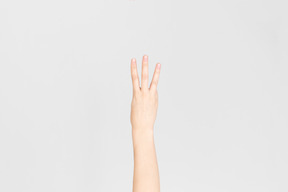 Weibliche hand, die drei mit einer hand zeigt