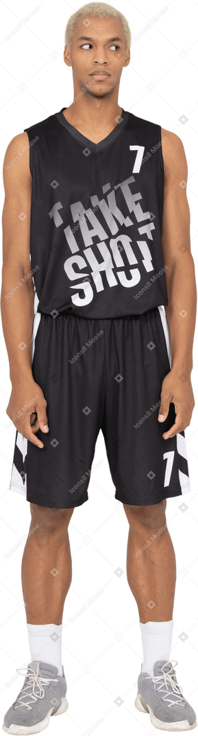 脇を見て混乱している若い男性のバスケットボール選手の正面図