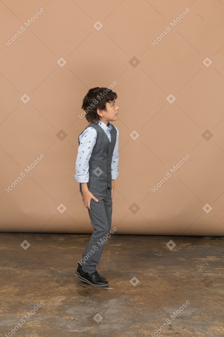 灰色のスーツを着た少年の側面図