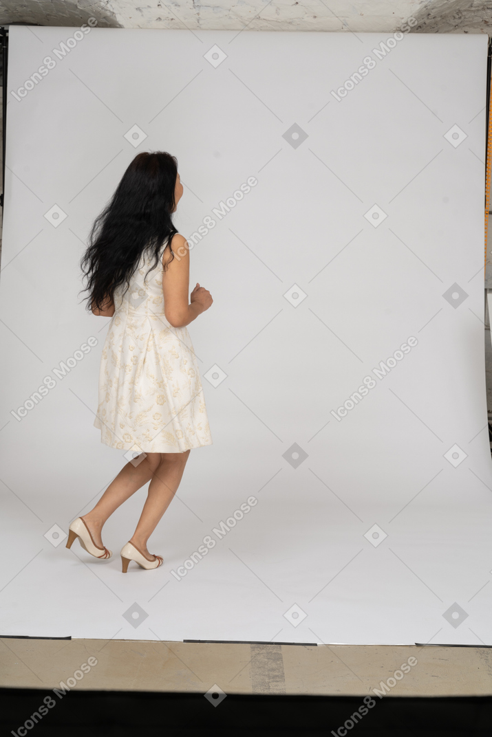 Frau in einem weißen kleid tanzt