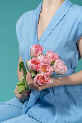 Femme tenant un bouquet de fleurs