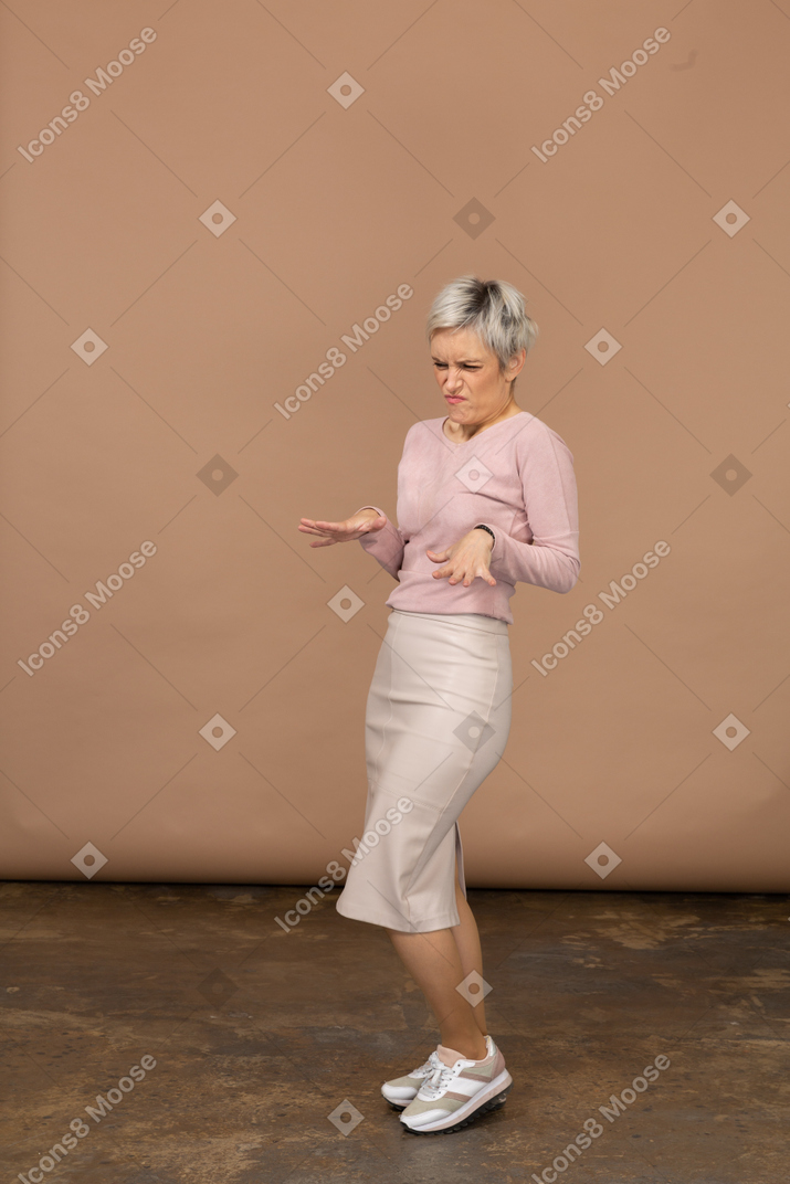 Vista laterale di una donna emotiva in abiti casual che mostra il gesto di arresto