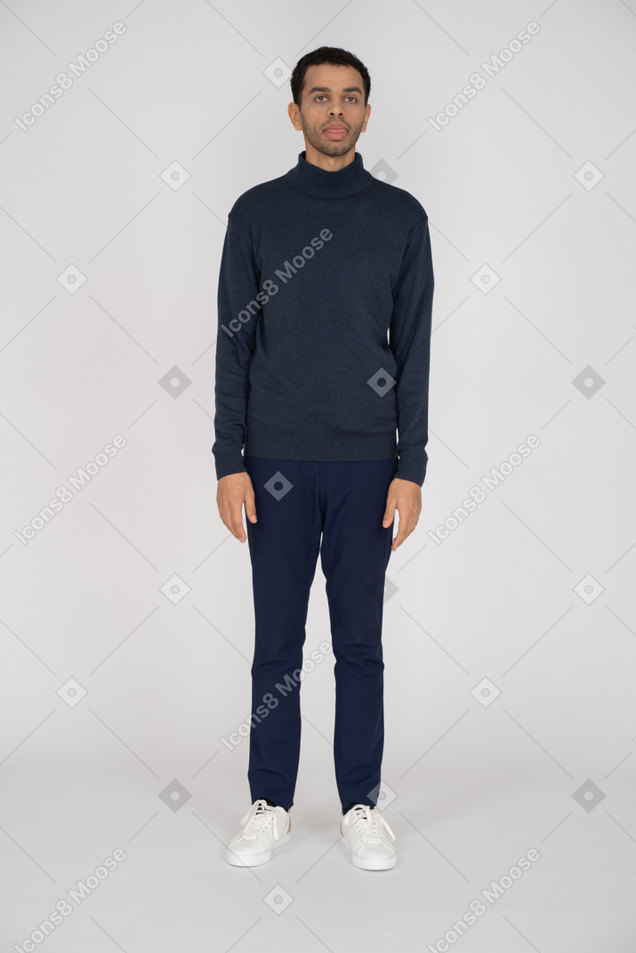 Homme en vêtements noirs debout