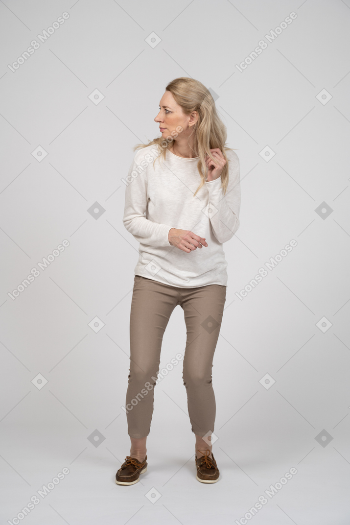 Frau in freizeitkleidung stehend