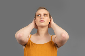 Close-up de uma pessoa transgênero segurando a parte de trás de sua cabeça