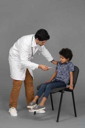子供を診察する医者