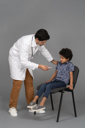 Doctor examinando niño