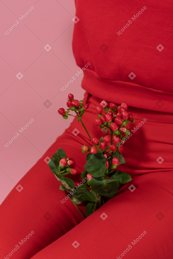 Flores rojas entre las piernas femeninas