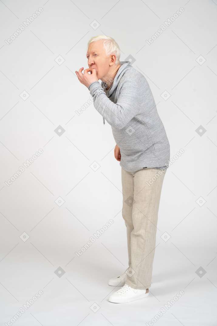 Vista de três quartos de um homem assobiando com as mãos na boca