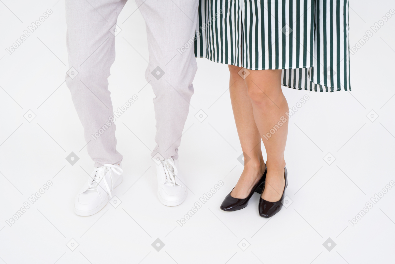 Las piernas de la pareja de pie juntas