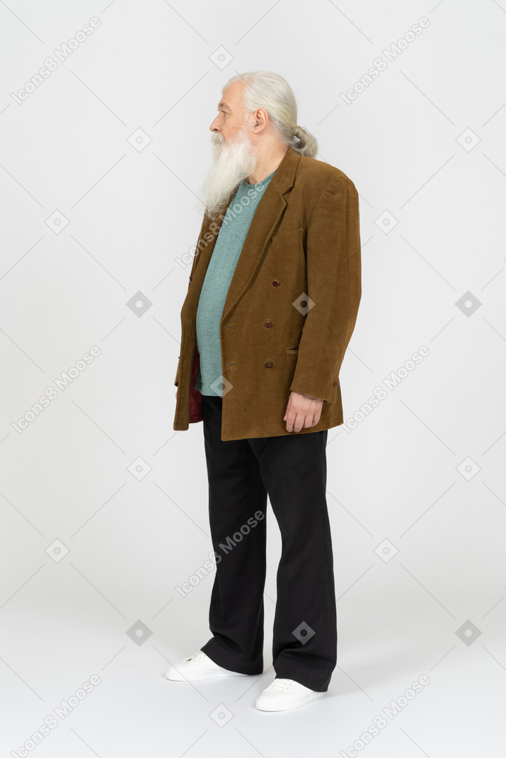 Homme âgé tournant la tête et regardant de côté