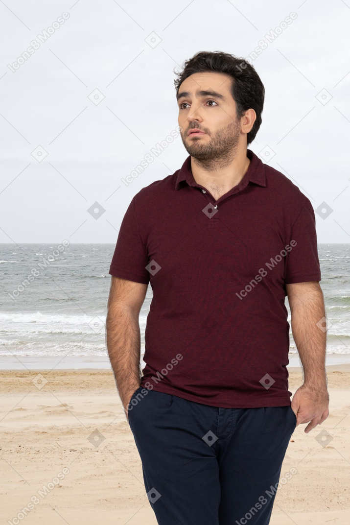 Uomo che fa una passeggiata sulla spiaggia