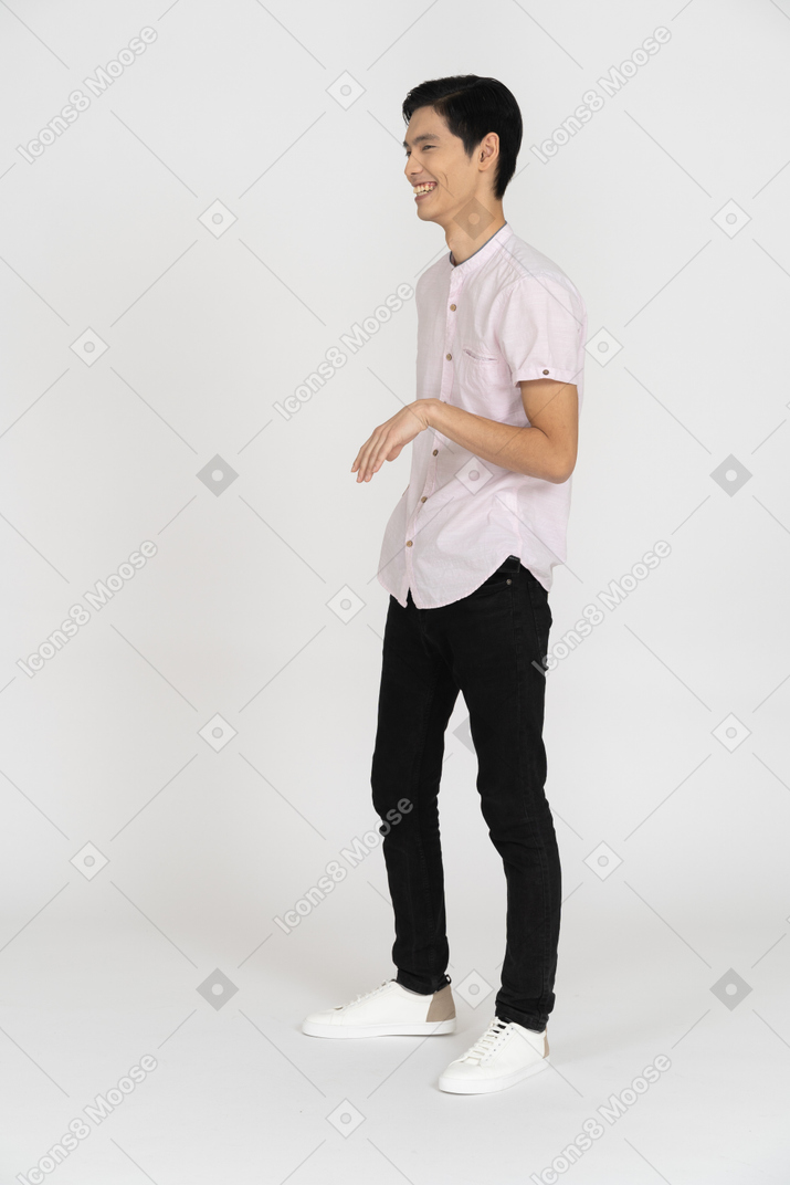 Mann in freizeitkleidung stehend