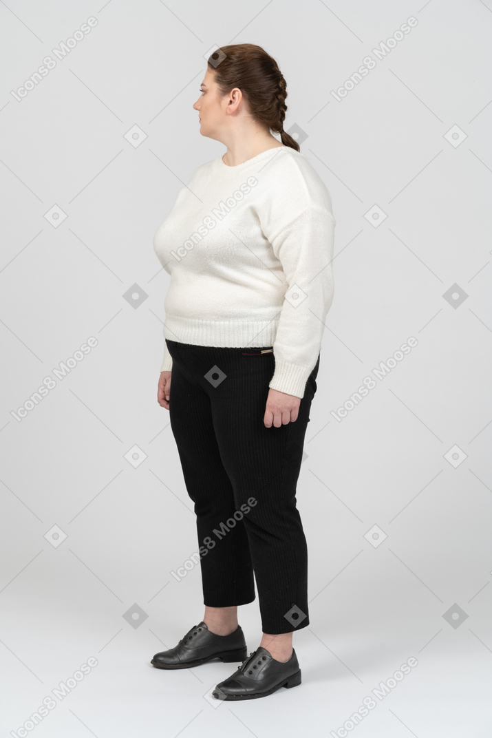 Mujer regordeta en ropa casual de pie