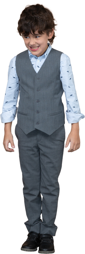Vista frontal de um menino zangado em um terno cinza