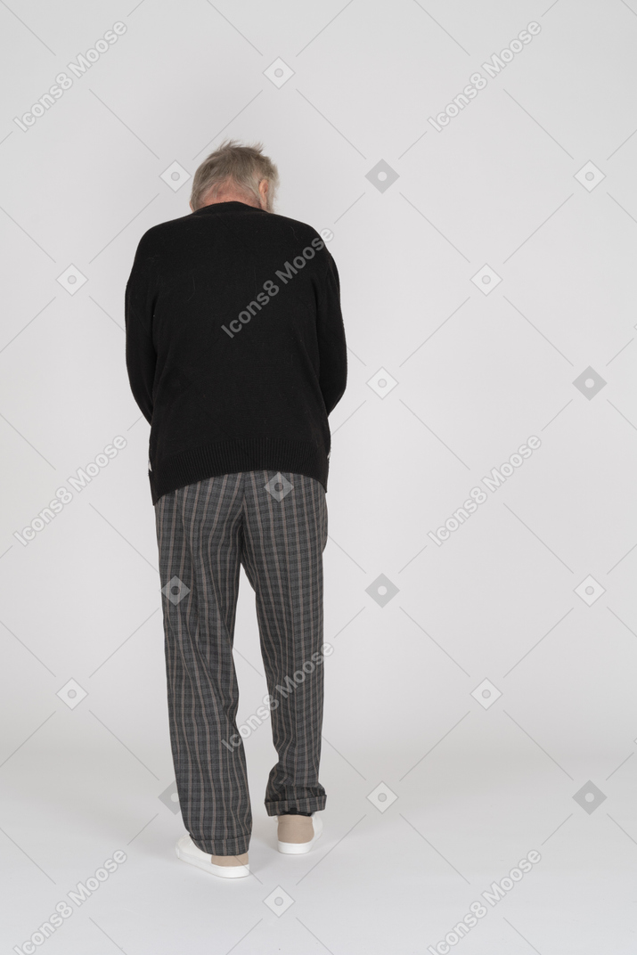 Vista traseira do homem idoso em roupas escuras