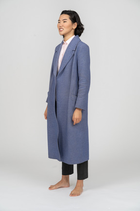 Femme agressive en manteau bleu debout