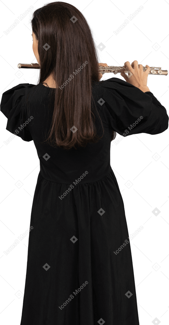 一位年轻的女士，穿着长笛的黑色礼服的黑视图