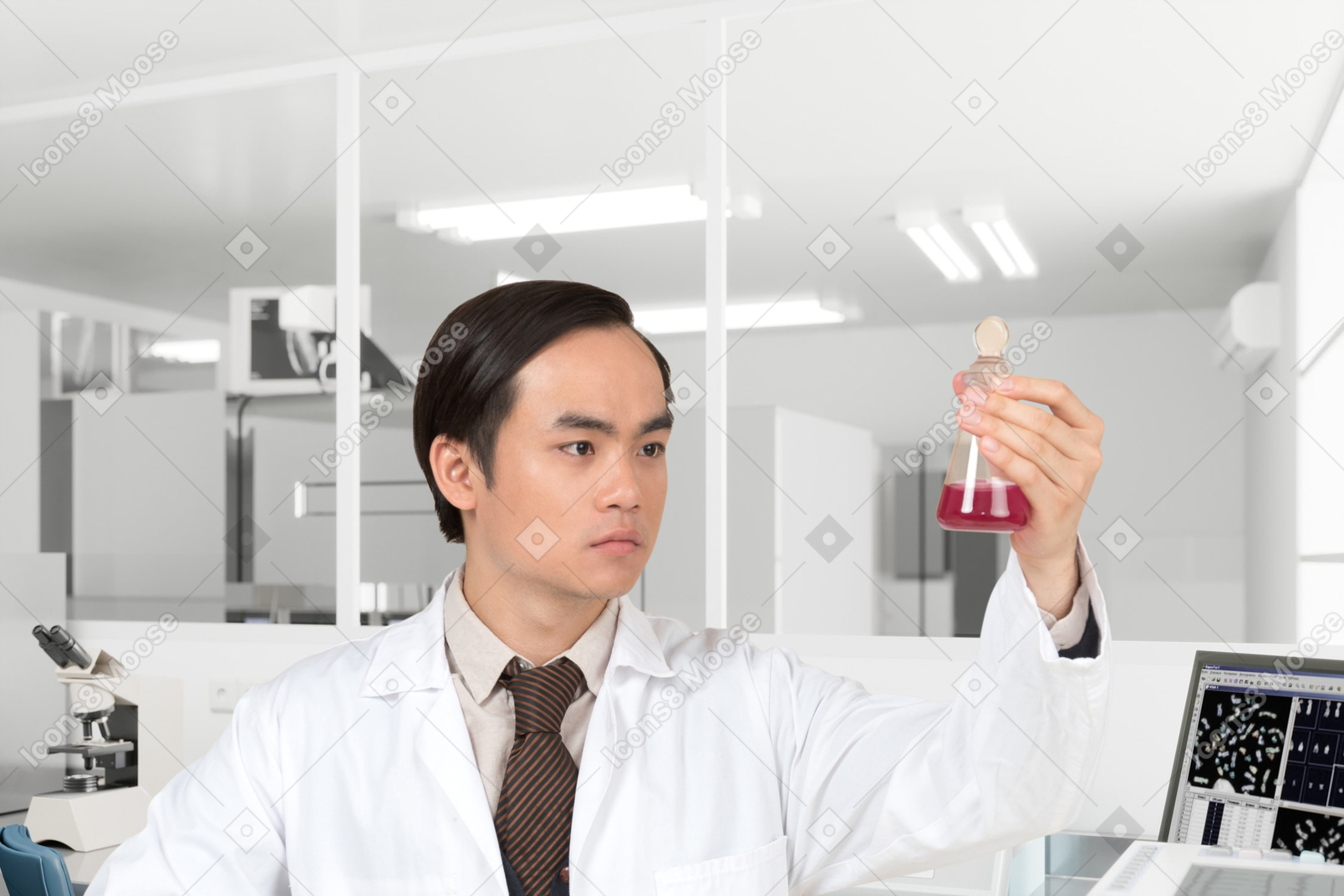 Trabalhador de laboratório, olhando para o copo de teste