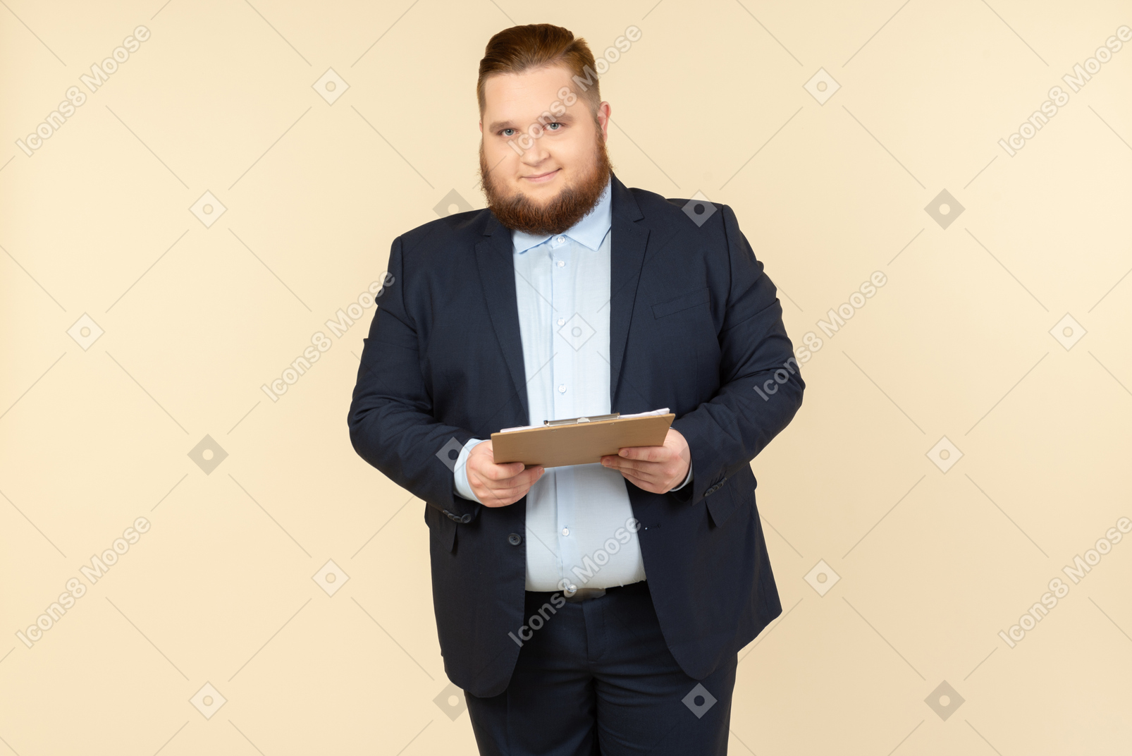 Trabalhador de escritório masculino com excesso de peso, segurando a pasta