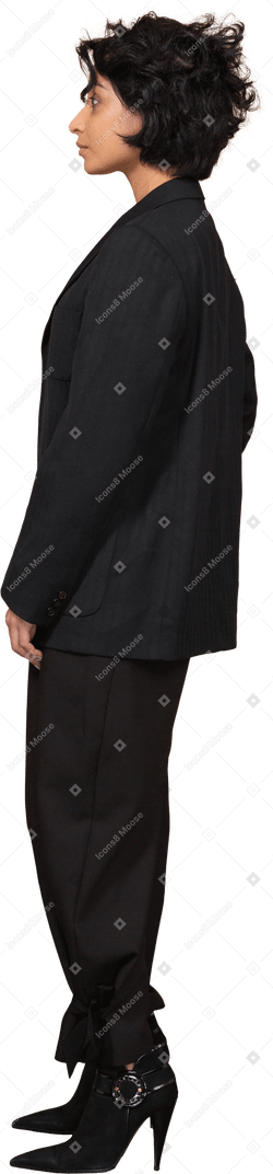 Vista lateral de uma empresária vestida de terno preto
