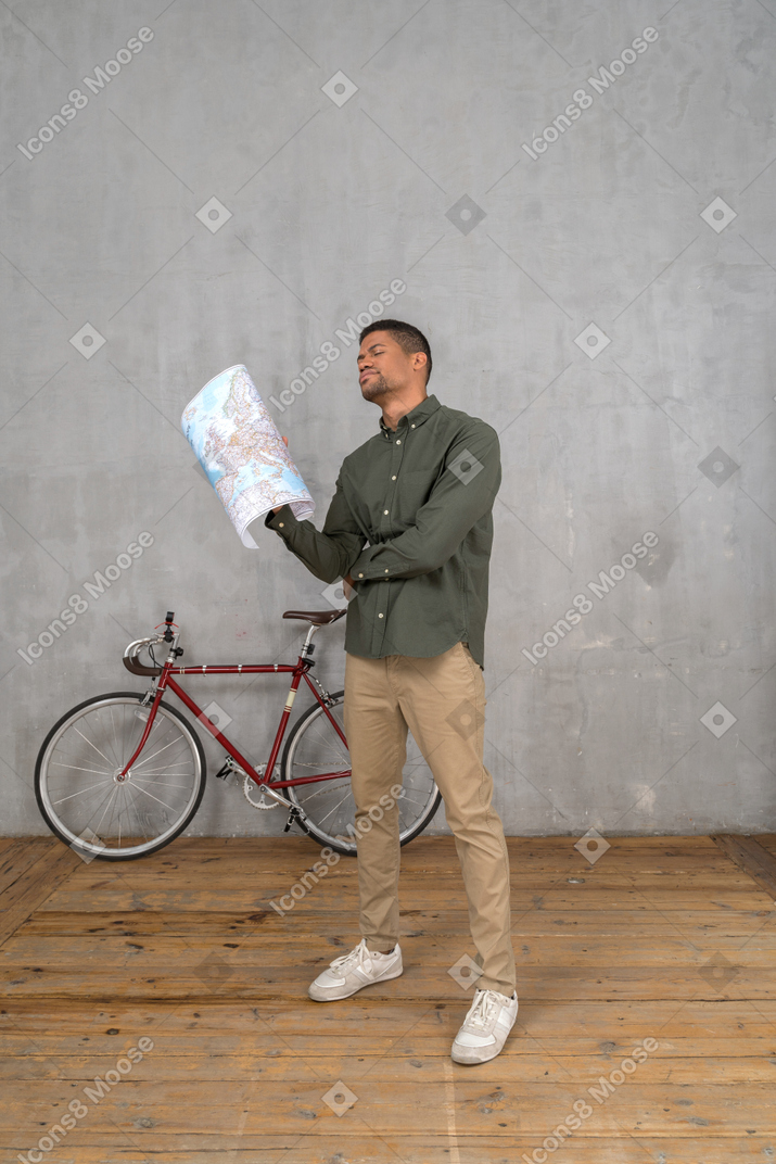市内地図を持っている男