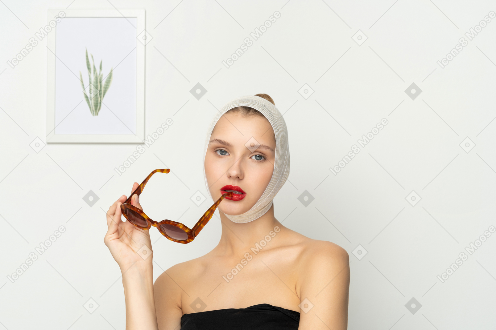 Frau mit kopfverband mit sonnenbrille