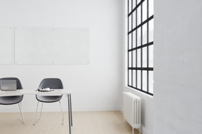 Salle de classe blanche avec tableau blanc