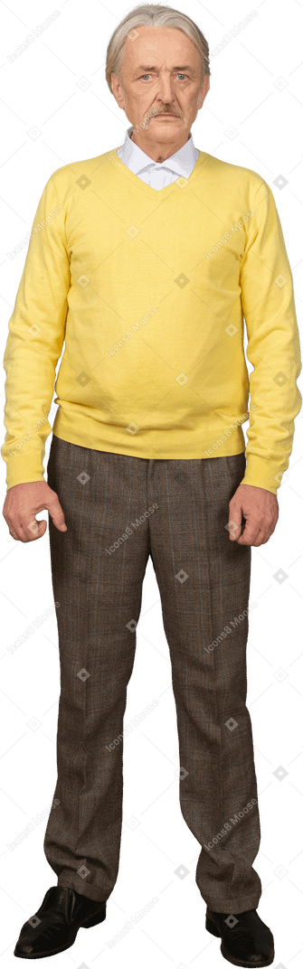 Vista frontale di un vecchio depresso che indossa un pullover giallo e che guarda l'obbiettivo