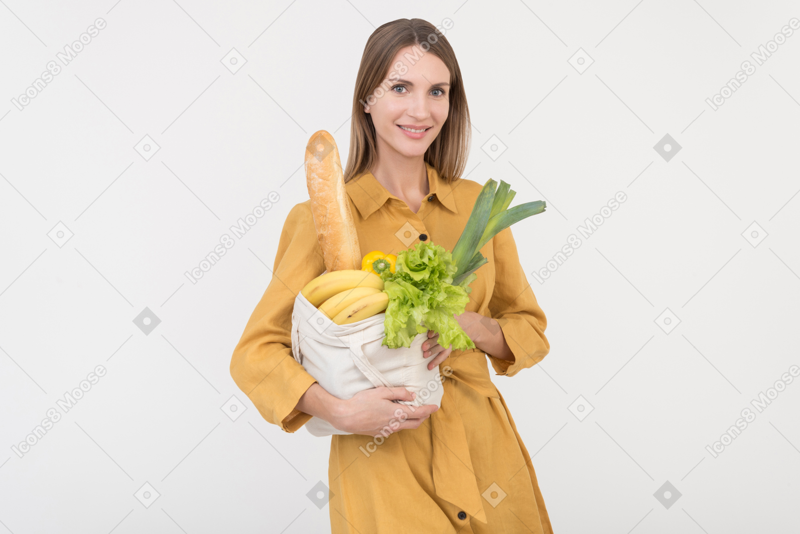 Mujer joven con bolsa de compras reusabel con verduras