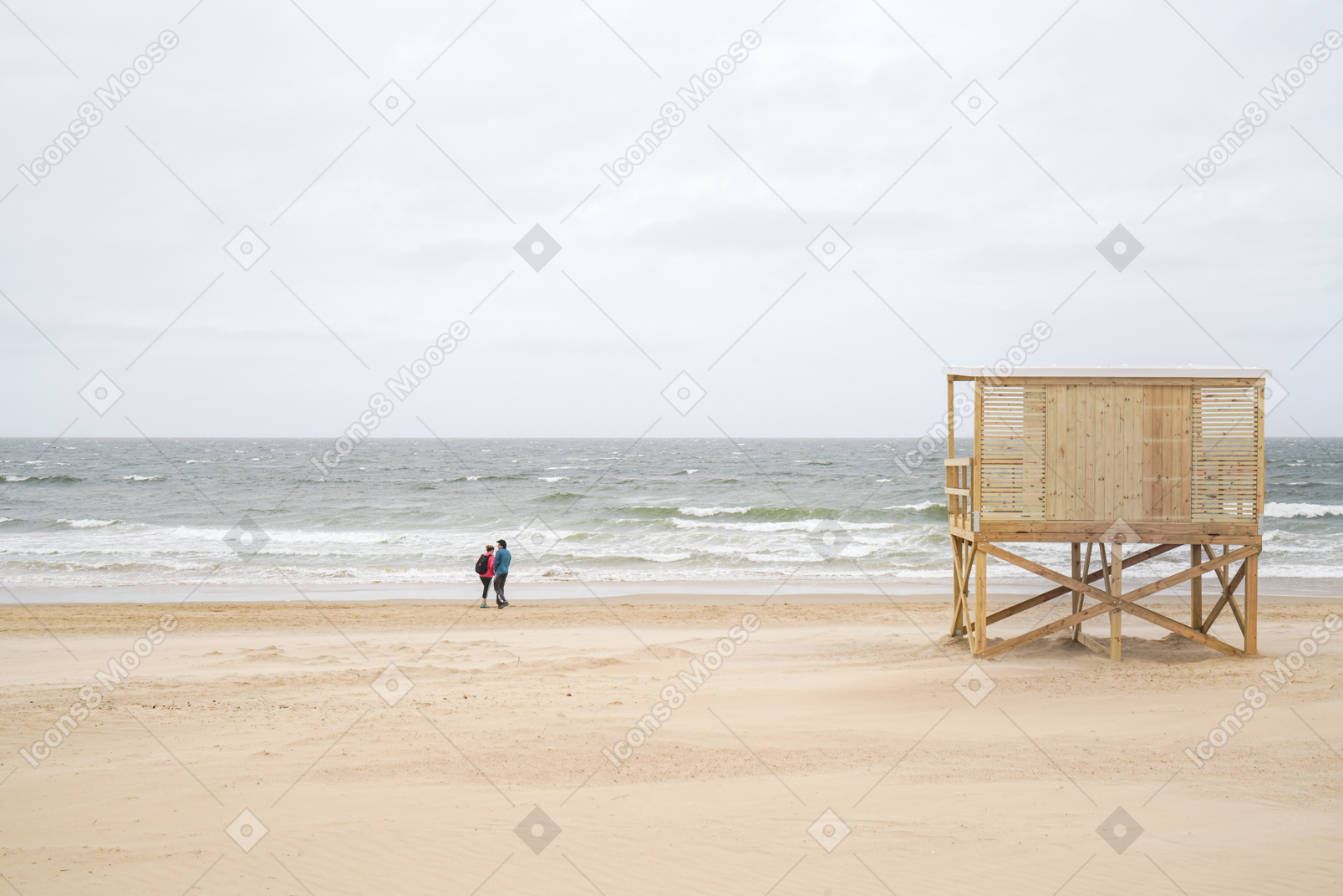Берег моря с людьми, гуляющими по береговой линии