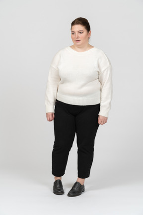 Mulher plus size em suéter branco