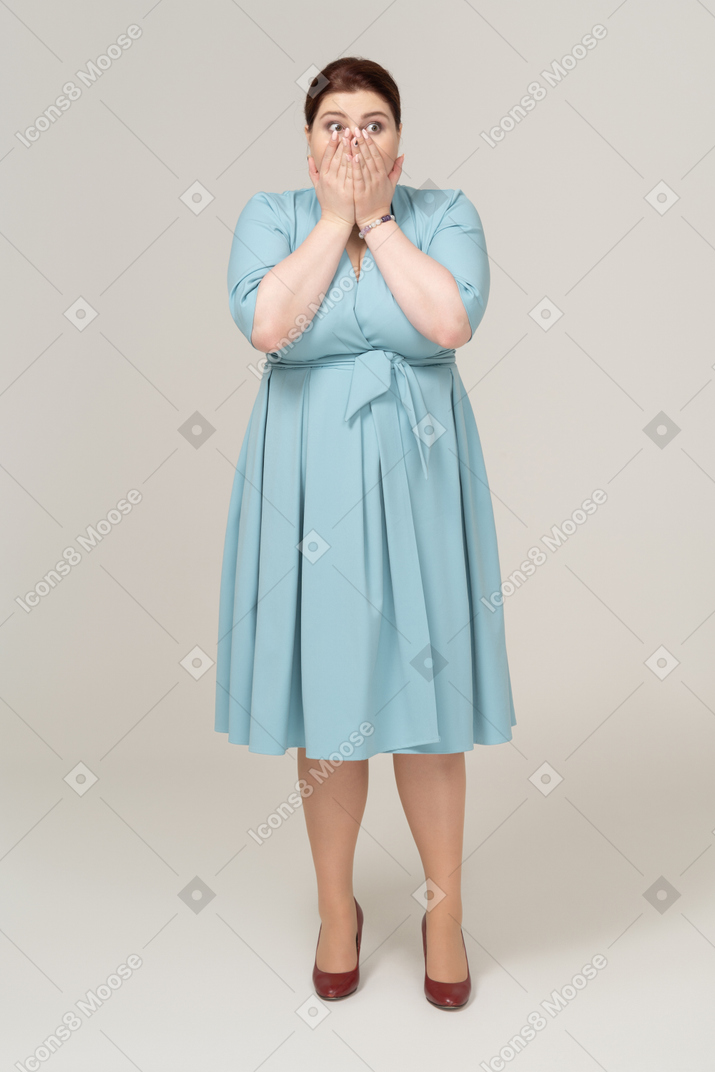 Vue de face d'une femme choquée en robe bleue
