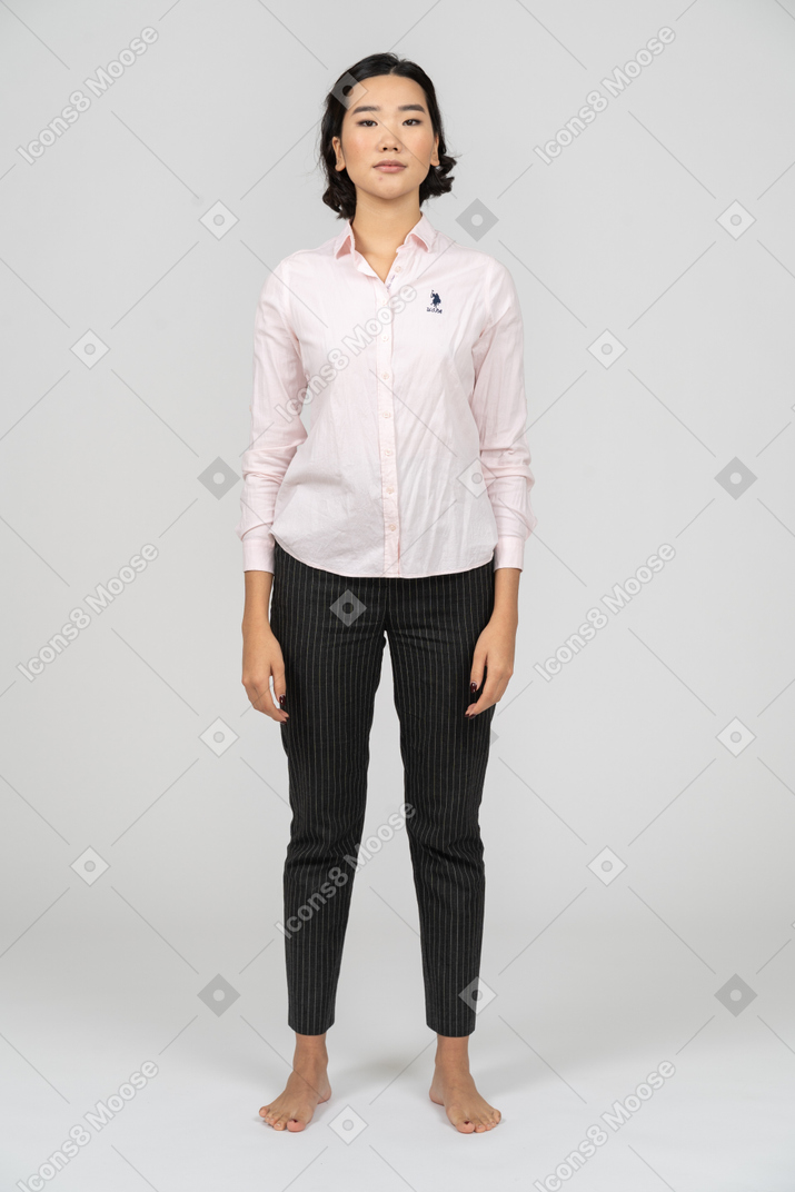 Vista frontal de una mujer en ropa de oficina