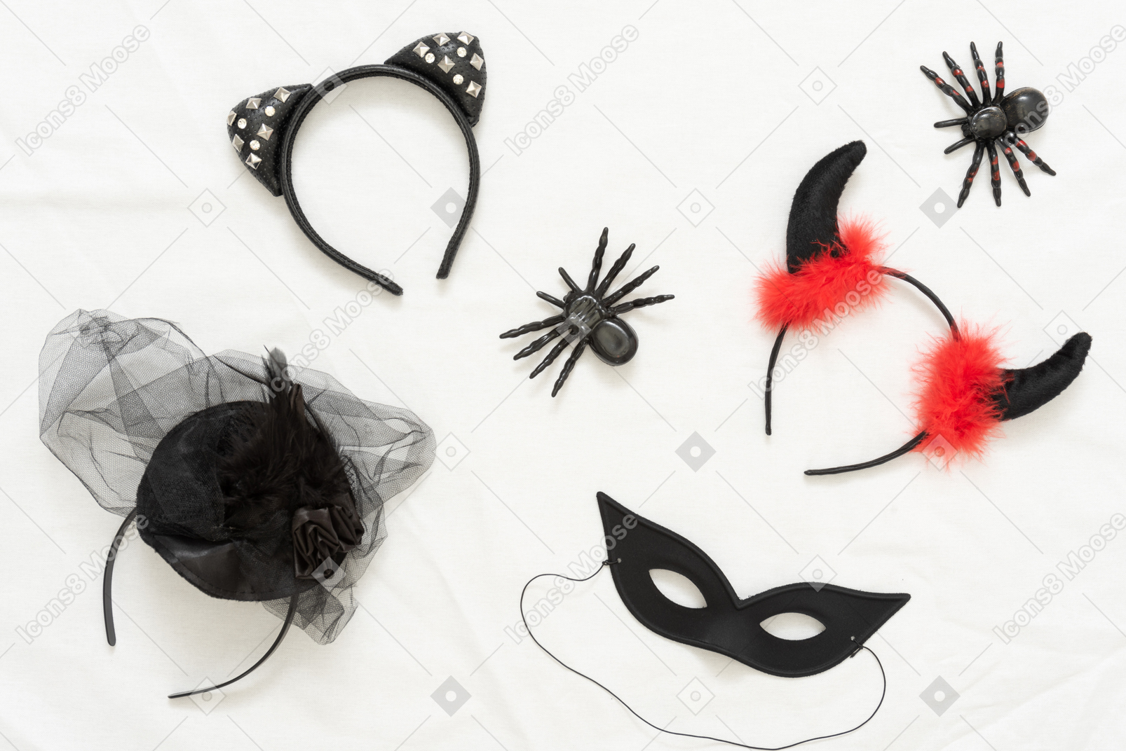 Cintas de halloween diferentes, arañas de juguete y una máscara negra.