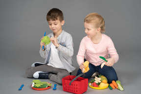 Niños jugando con juguetes de comida