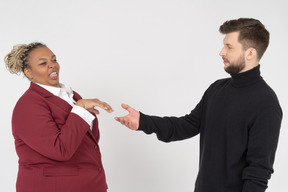 Mujer dudando sobre estrechar la mano