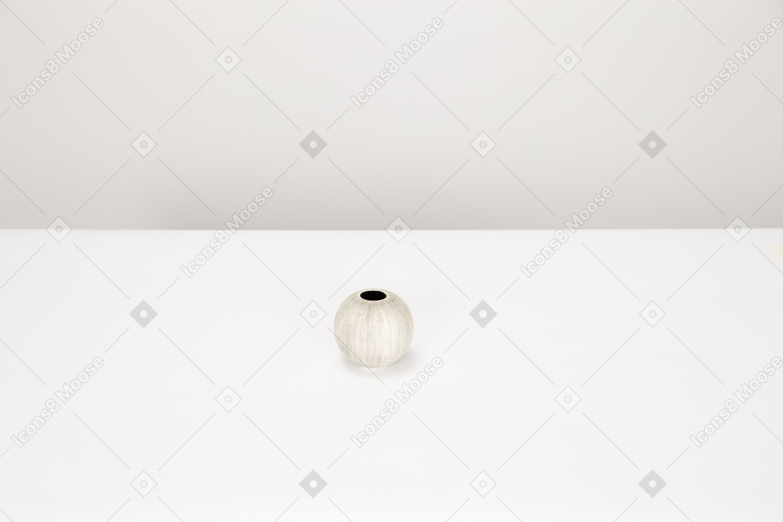 Jarrón blanco vacío en mesa blanca