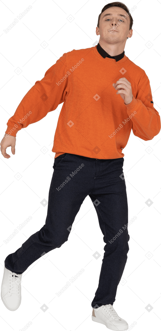 橙色运动衫跳舞的年轻人
