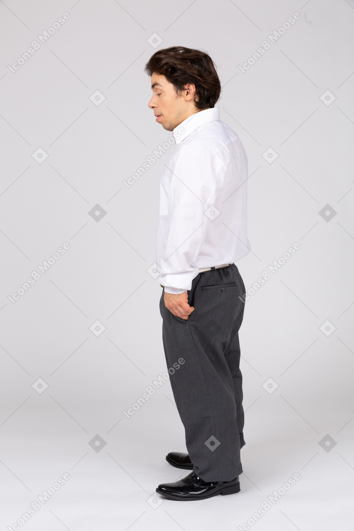 Vista lateral de um homem em pé com os olhos fechados