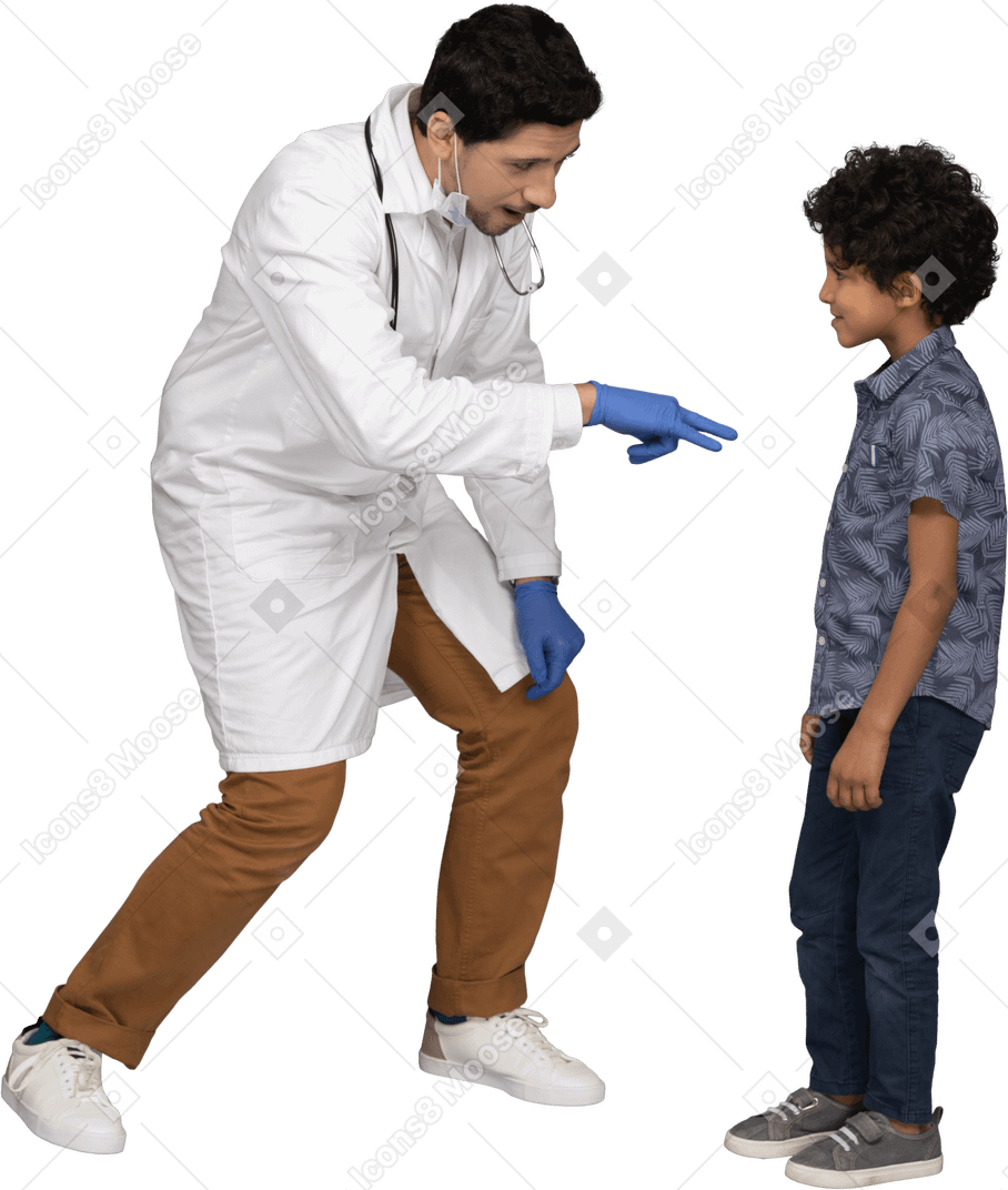 Docteur jouant avec un garçon