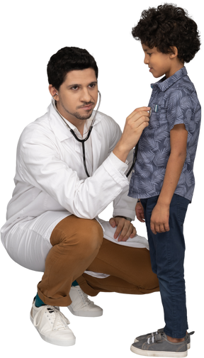 Médico examinando criança pequena