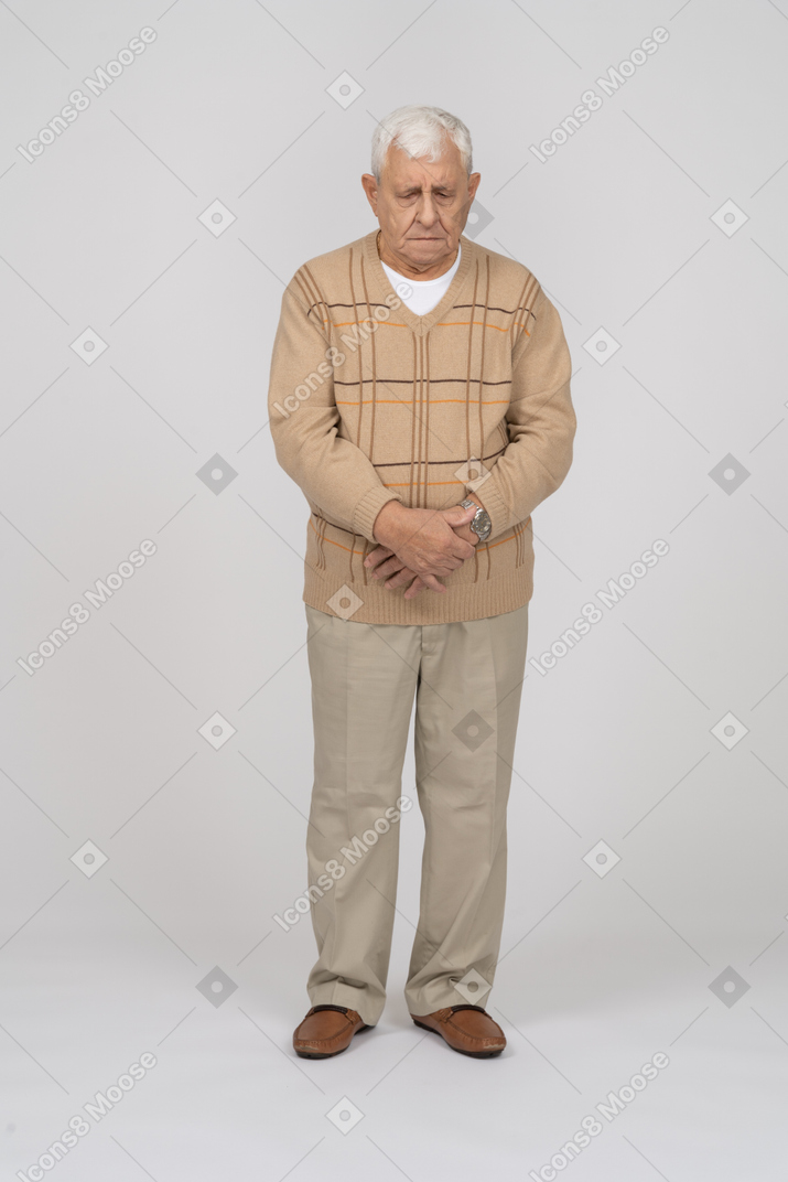 Vorderansicht eines alten mannes in freizeitkleidung, der still steht