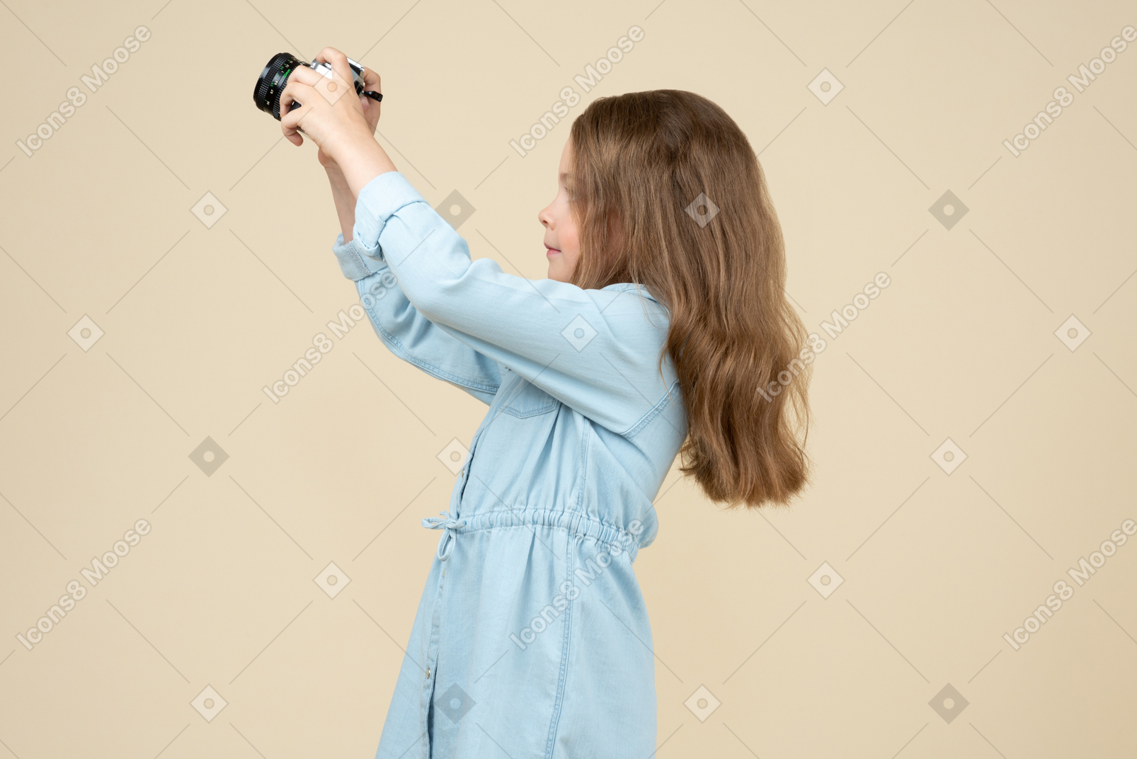 Bambina carina che tiene una macchina fotografica